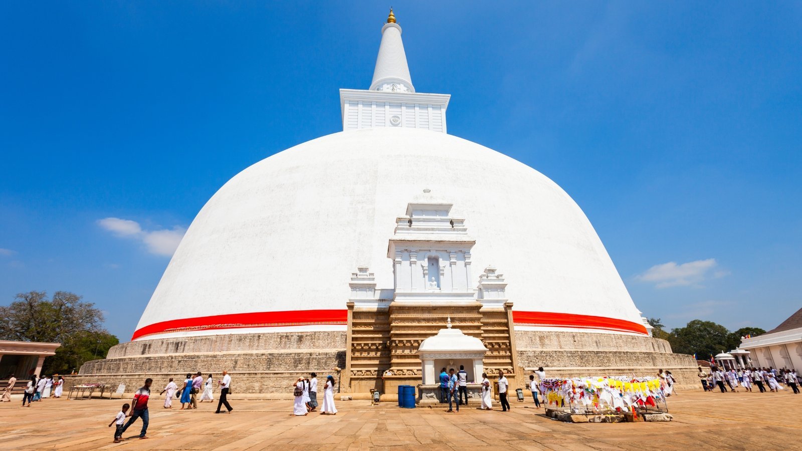 Ruwanwelisaya stupa in Anuradhapura, Sri Lanka