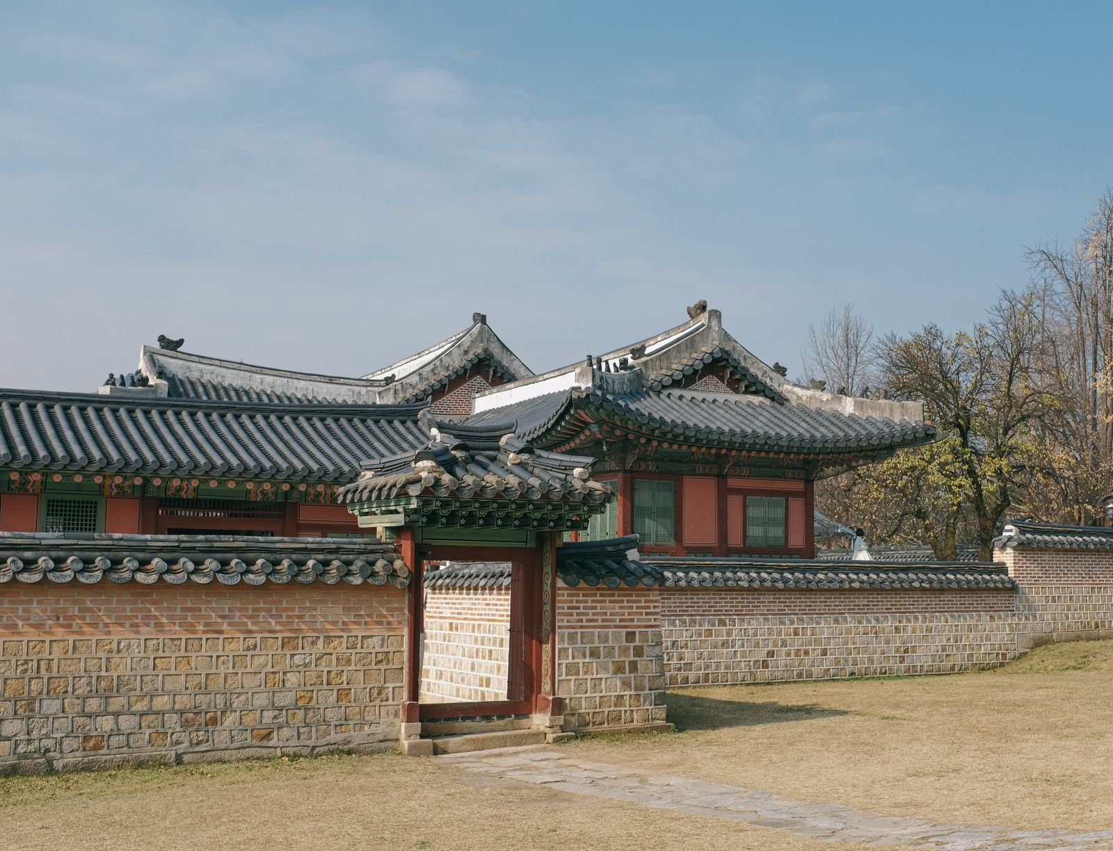 Traditional architecture at Gyeongbokgung Palace in Seoul, South Korea